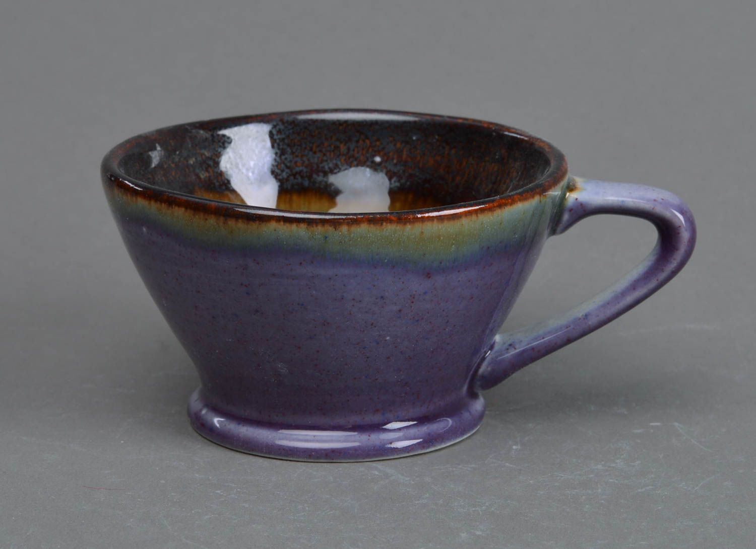 Taza de porcelana artesanal pequeña bonita con asa original gris azulada foto 1