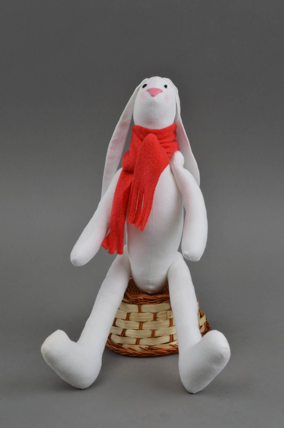 Мягкая игрушка ручной работы заяц белый с красным шарфом из льняной ткани фото 1