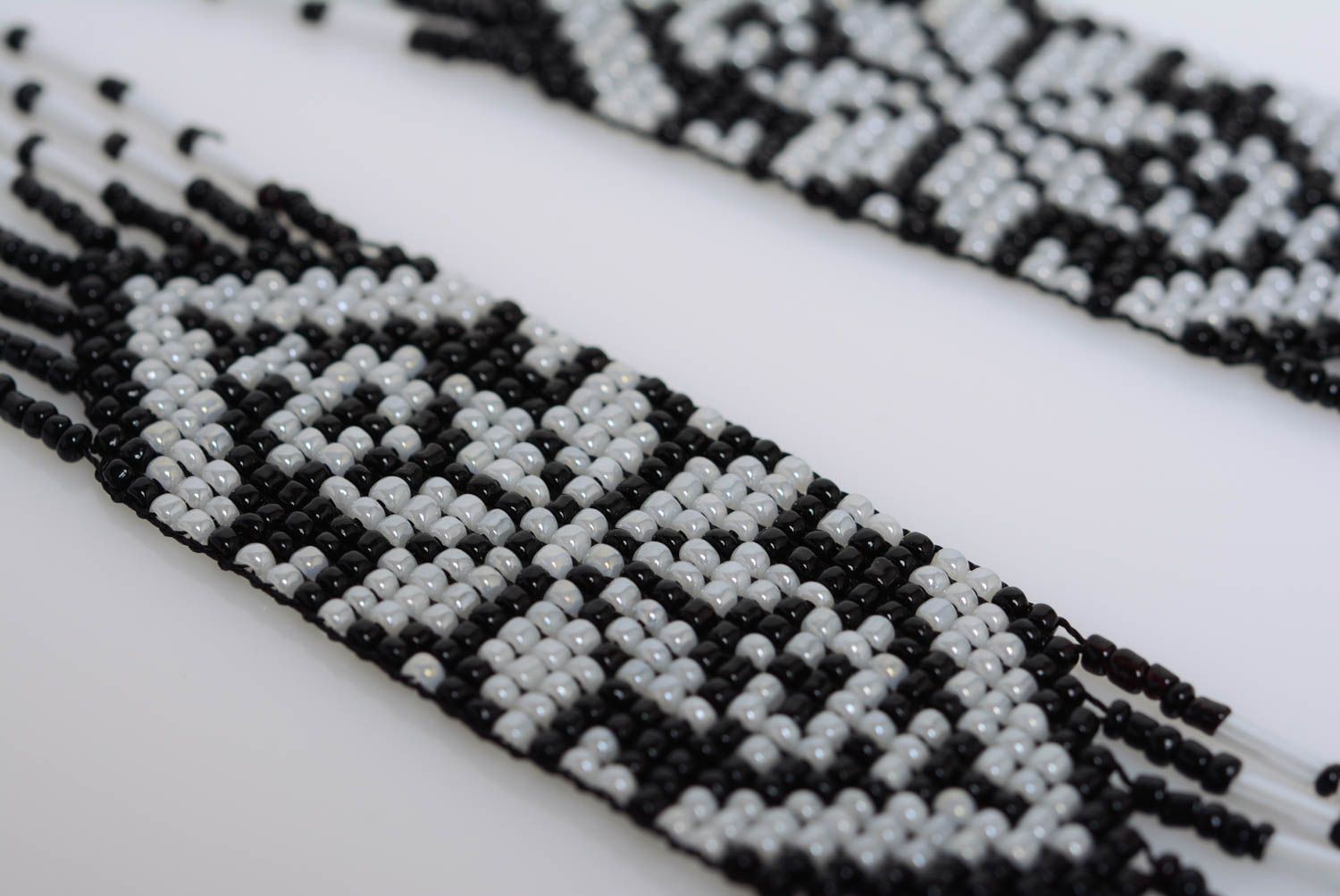 Гердан из бисера в технике ткачества ручной работы белый с черным нарядный красивый фото 4