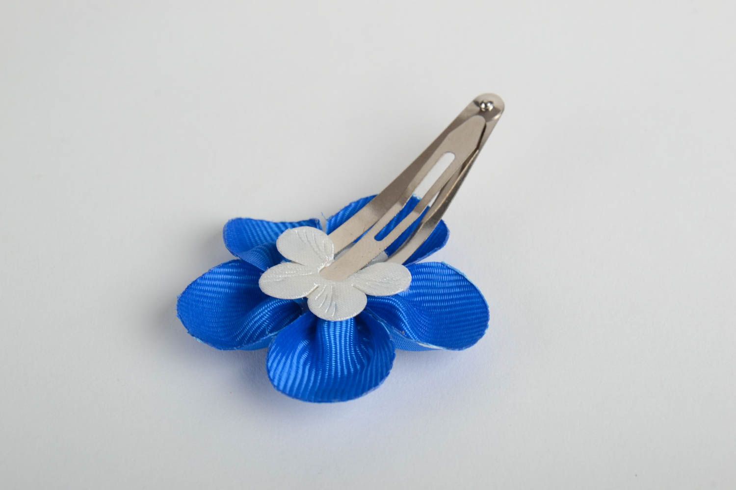Pinza para el pelo con forma de flor de cintas de raso artesanal azul a lunares  foto 3