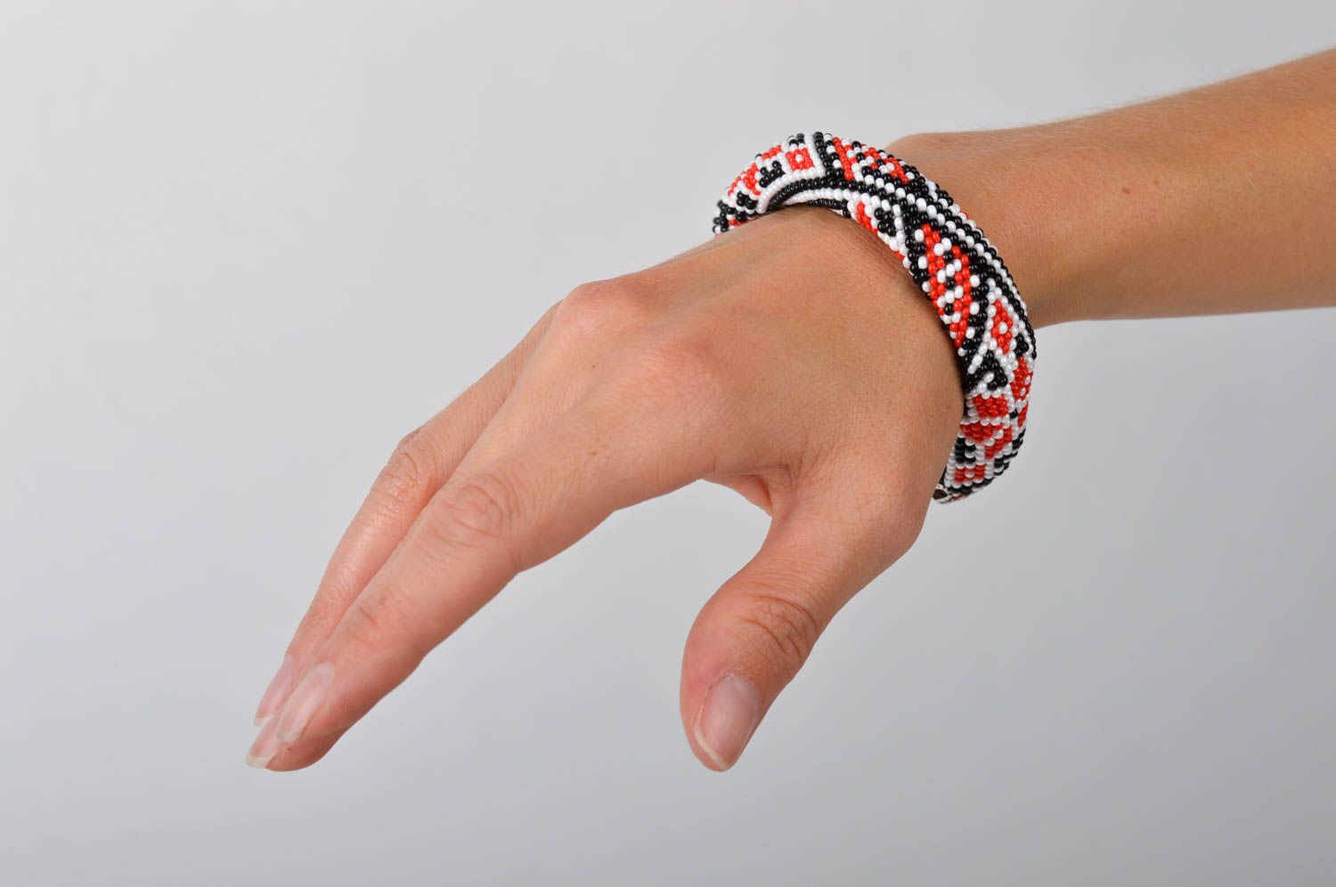 Handgefertigt Damen Armband Designer Schmuck Armband Glasperlen rot schwarz weiß foto 2