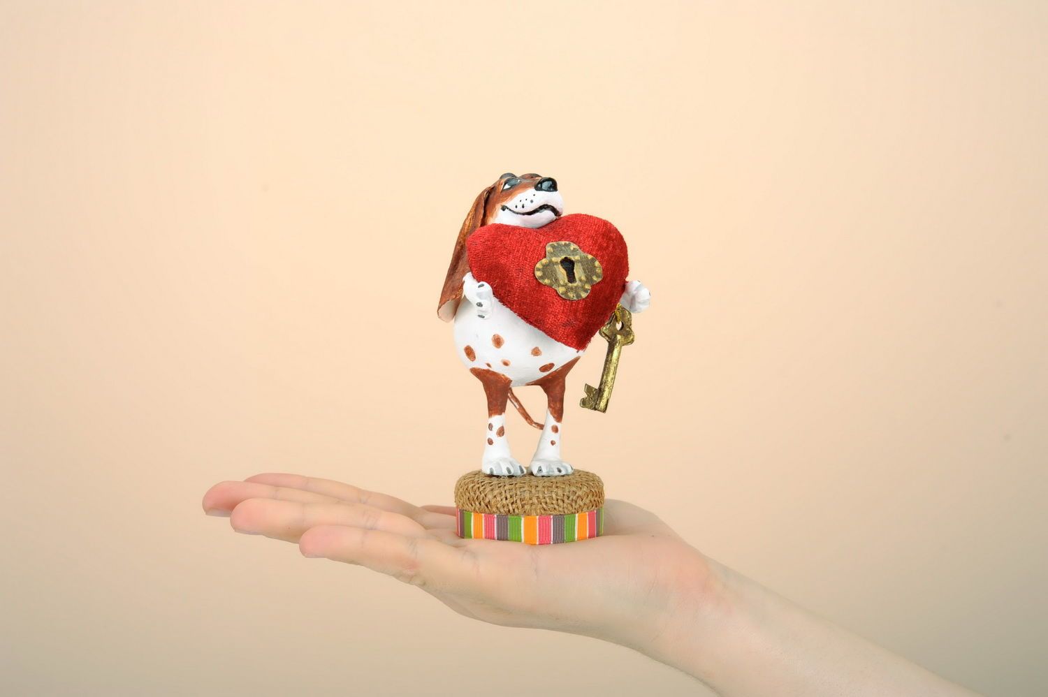 Figur Pappmaschee Hund mit Herz foto 2