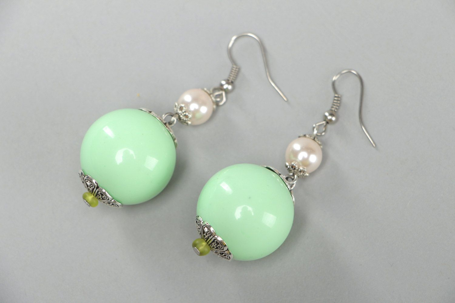 Handmade schöne minzgrüne Kugel Ohrringe aus Acrylperlen Geschenk für Mädchen foto 2
