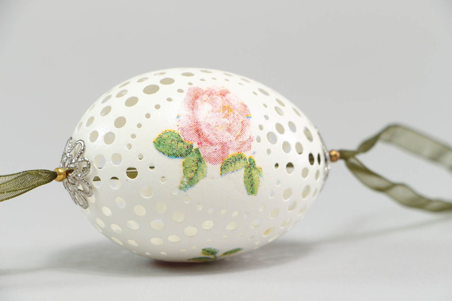 Pingente decorativo na forma de ovo esculpido e decorado na técnica de decoupage foto 2