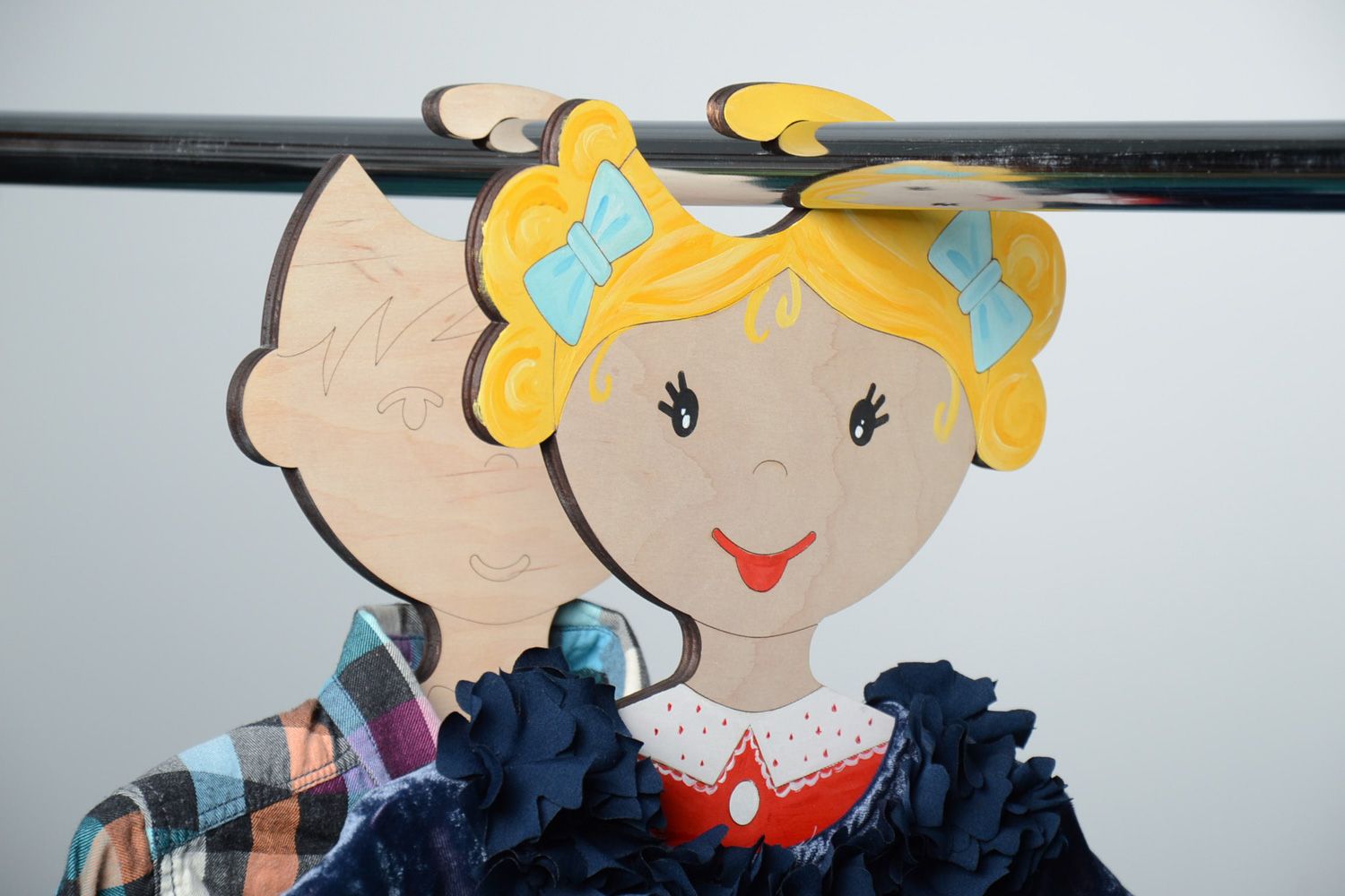 Cintre en bois peint fait main original pour vêtements d'enfant Visage photo 1