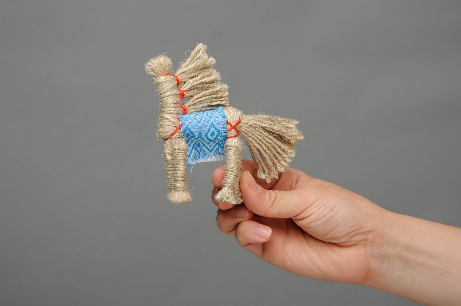 Bambola etnica di lino fatta a mano amuleto talismano giocattolo slavo
 foto 2