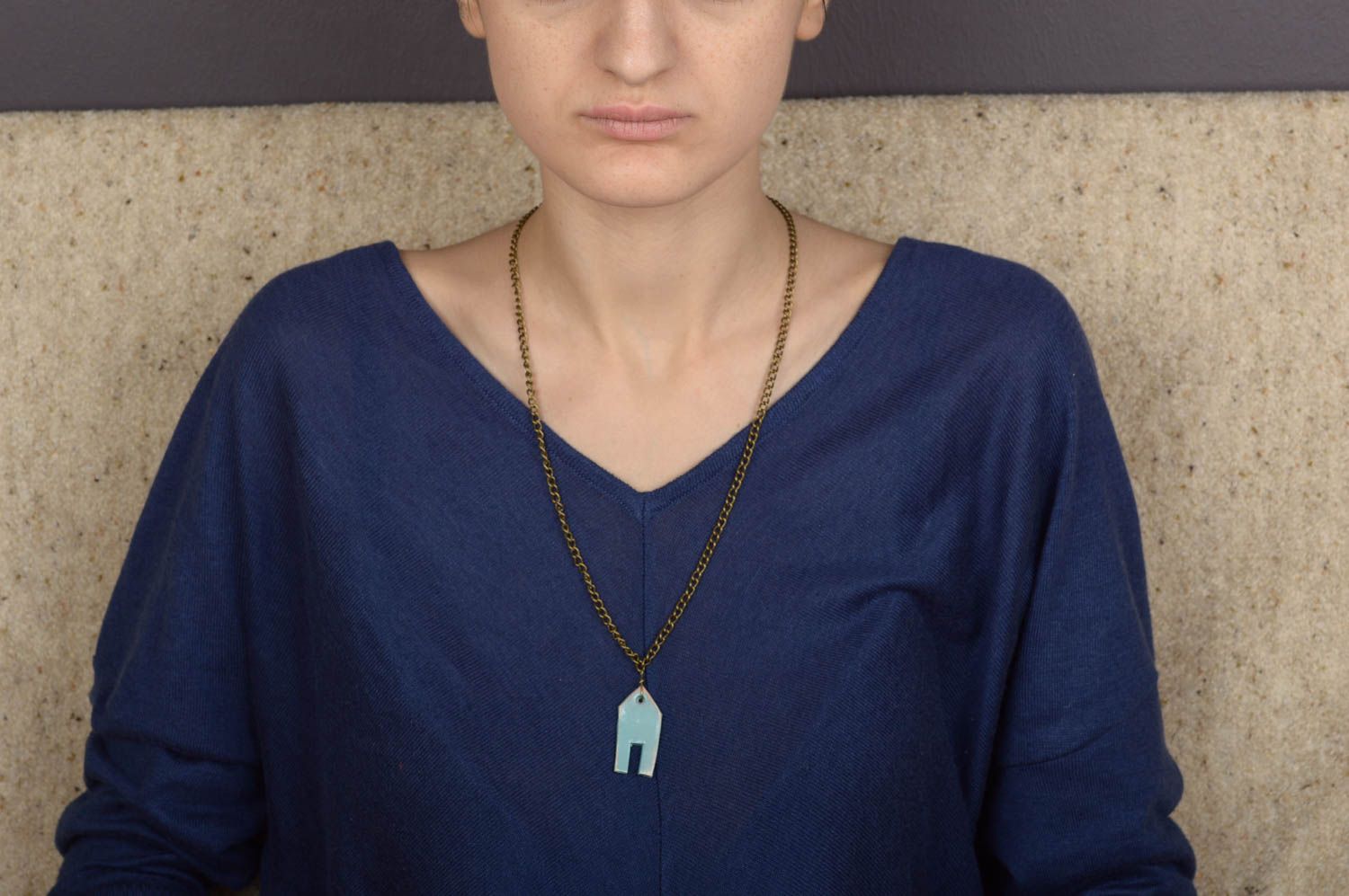 Pendentif céramique Bijou fait main Accessoire femme avec chaîne Maison bleue photo 5