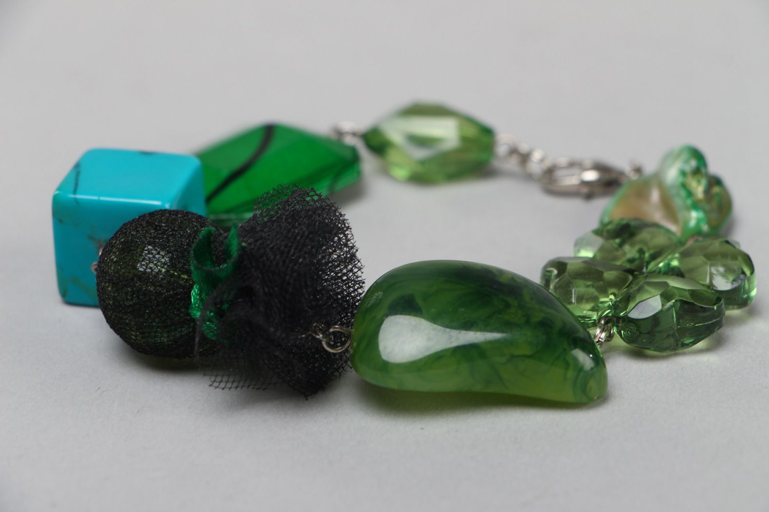 Bracelet en perles plastiques vert original fait main pour femme Émeraudes photo 2