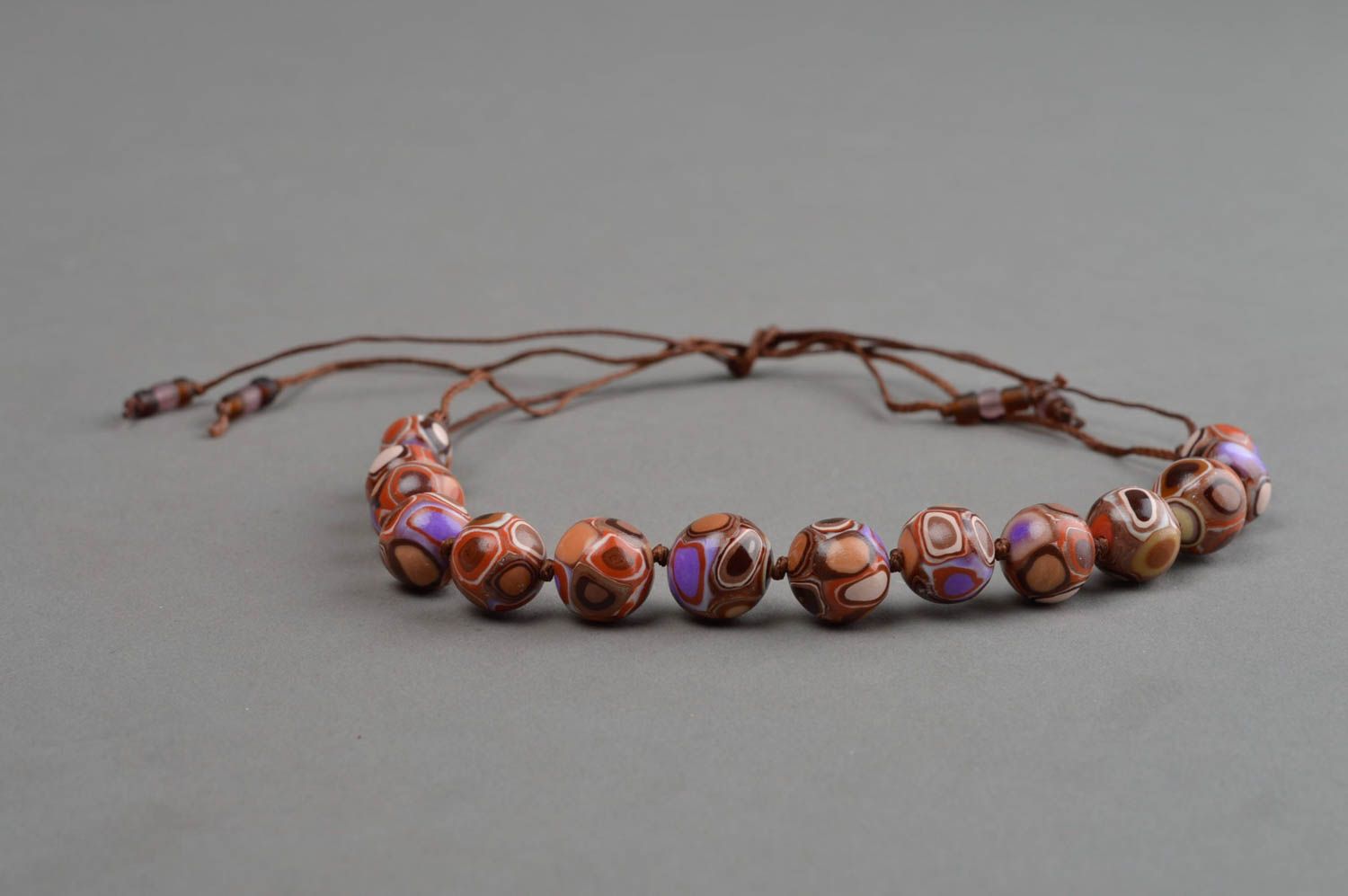 Handgemachte stilvolle lange Halskette aus Polymerton in Braun für Damen  foto 3