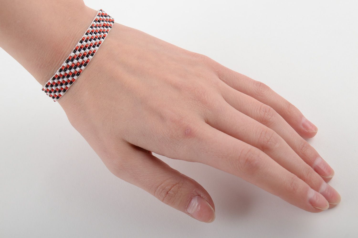 Handgemachtes mehrreihiges Armband aus Glasperlen und Garn in Schwarz und Rot  foto 5