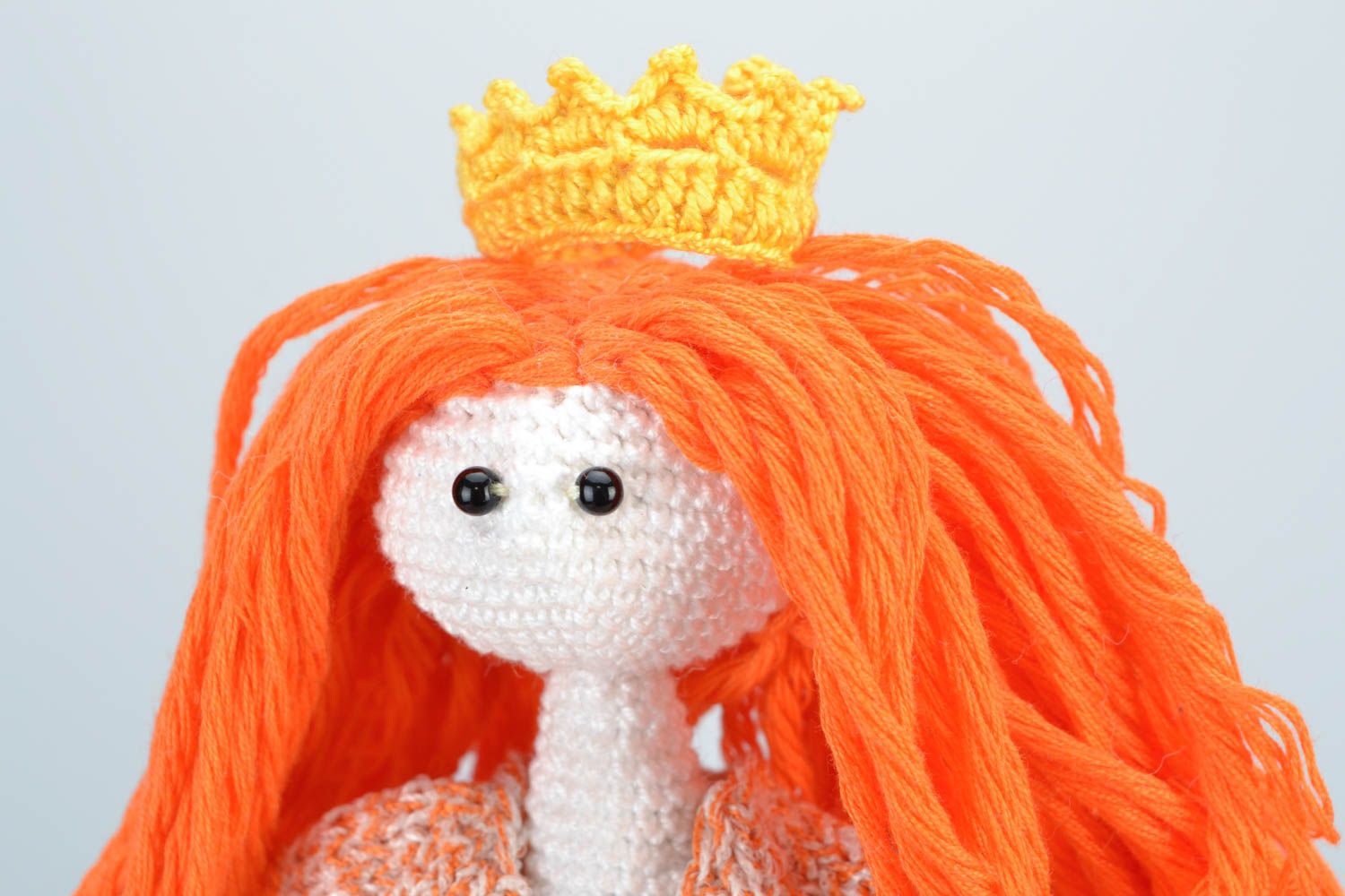 Вязаная игрушка кукла с рыжими волосами в короне красивая небольшая хэнд мейд фото 4