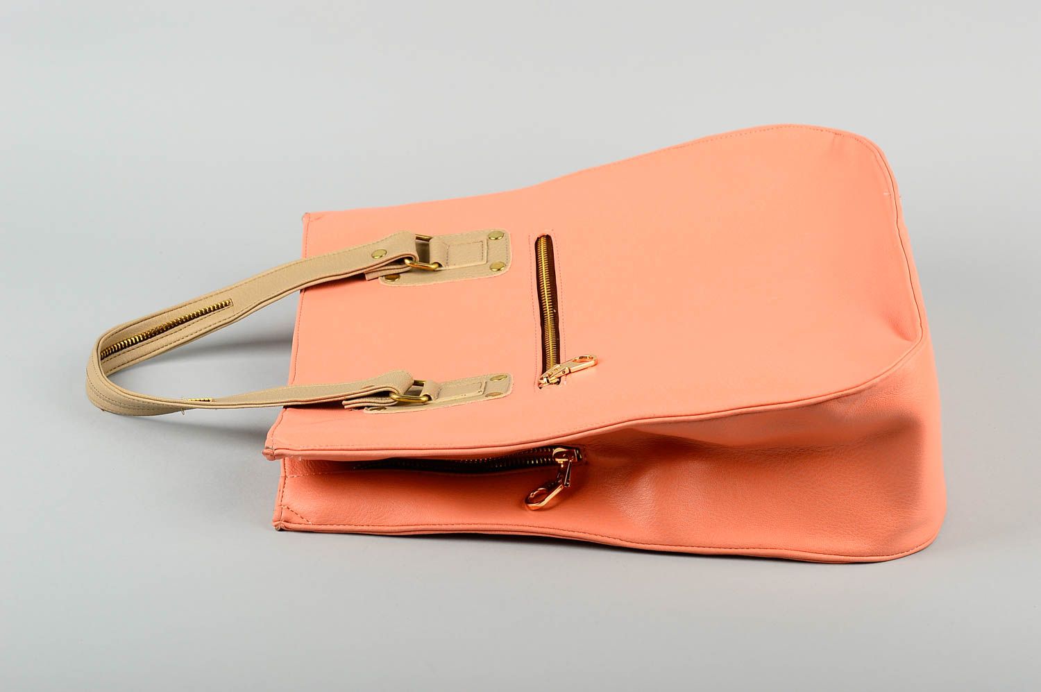 Сумка ручной работы сумка на плечо из кожзама женская сумка персиковая стильная фото 3