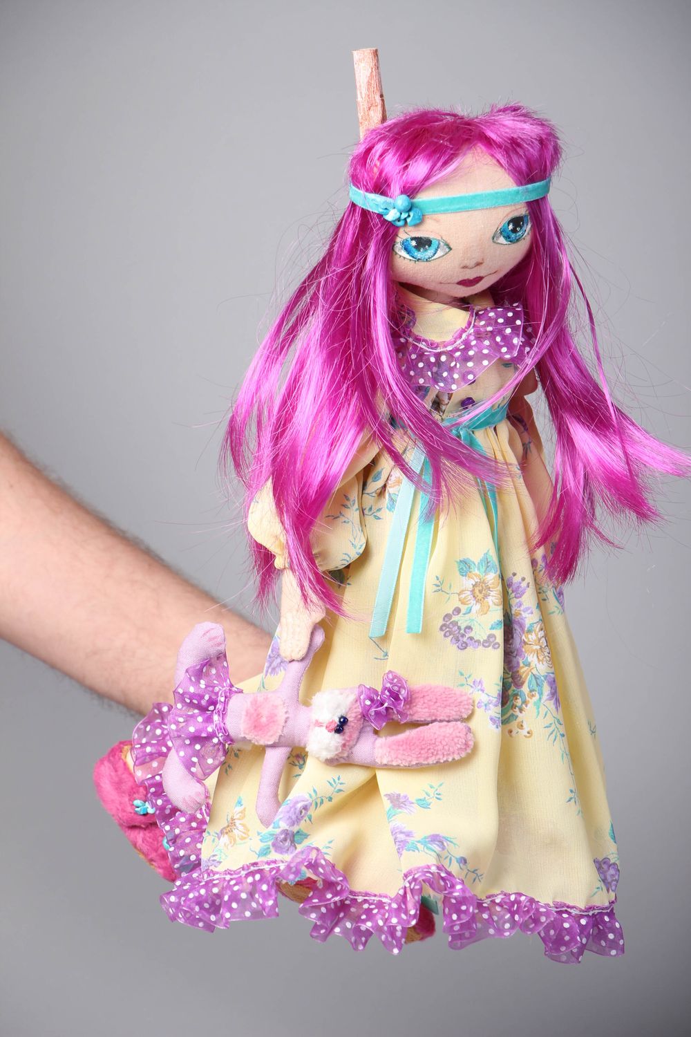 Авторская кукла из ткани с длинными волосами на подставке Хиппи фото 4