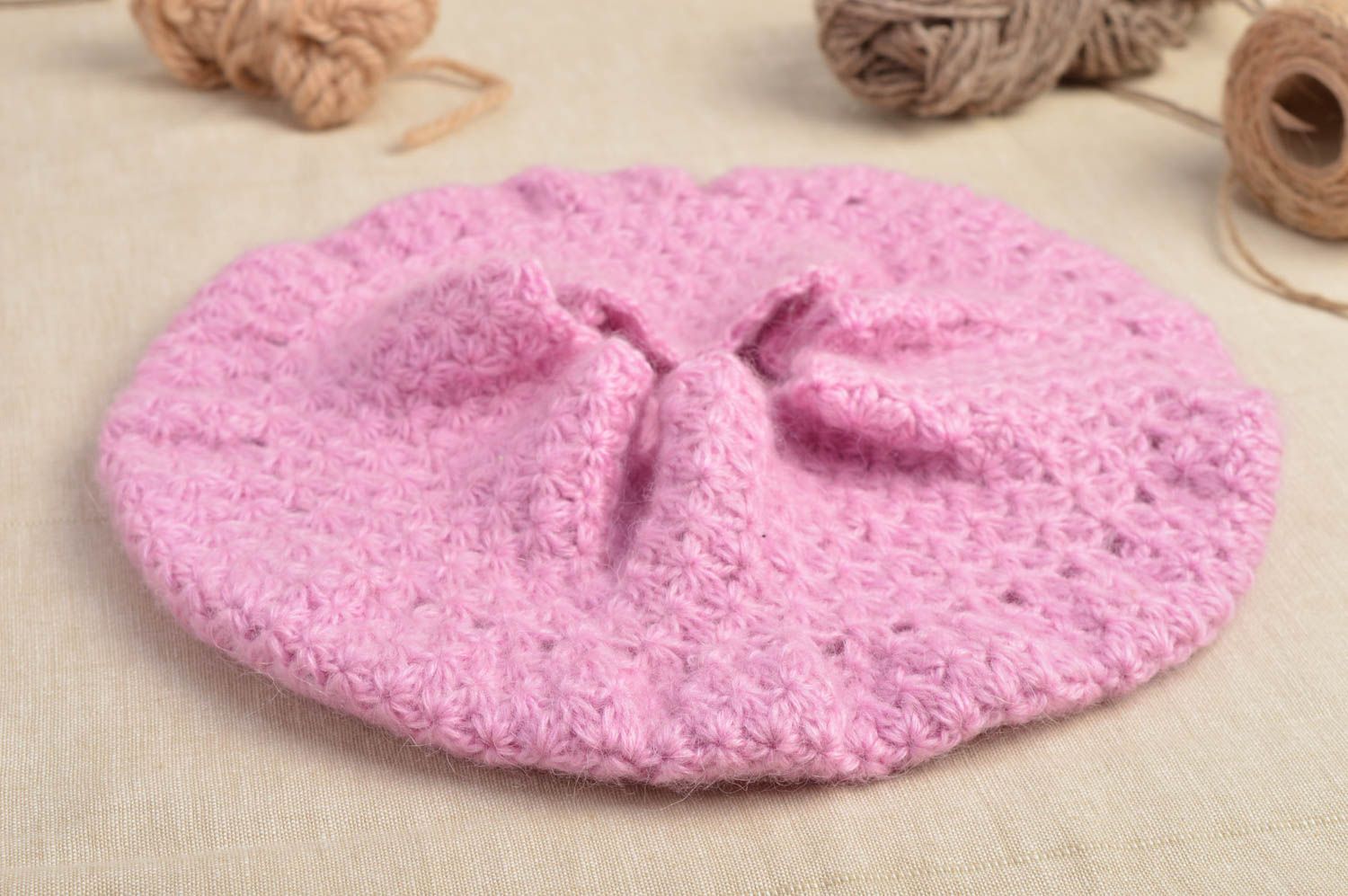 Boina tejida a ganchillo rosada hecha a mano accesorio de moda ropa infantil foto 1