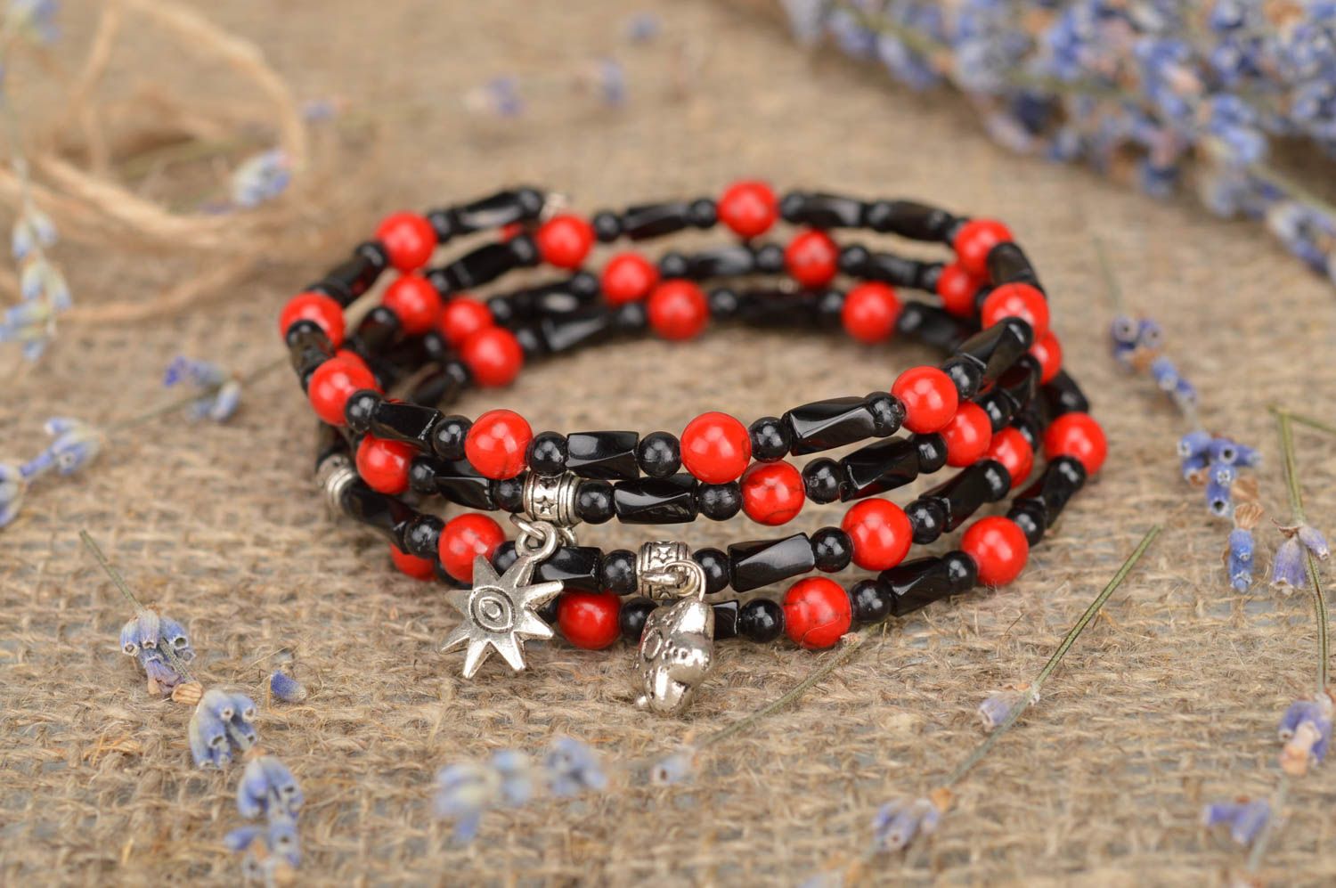 Bracelet multirang rouge-noir perles fantaisie avec breloques fait main photo 1