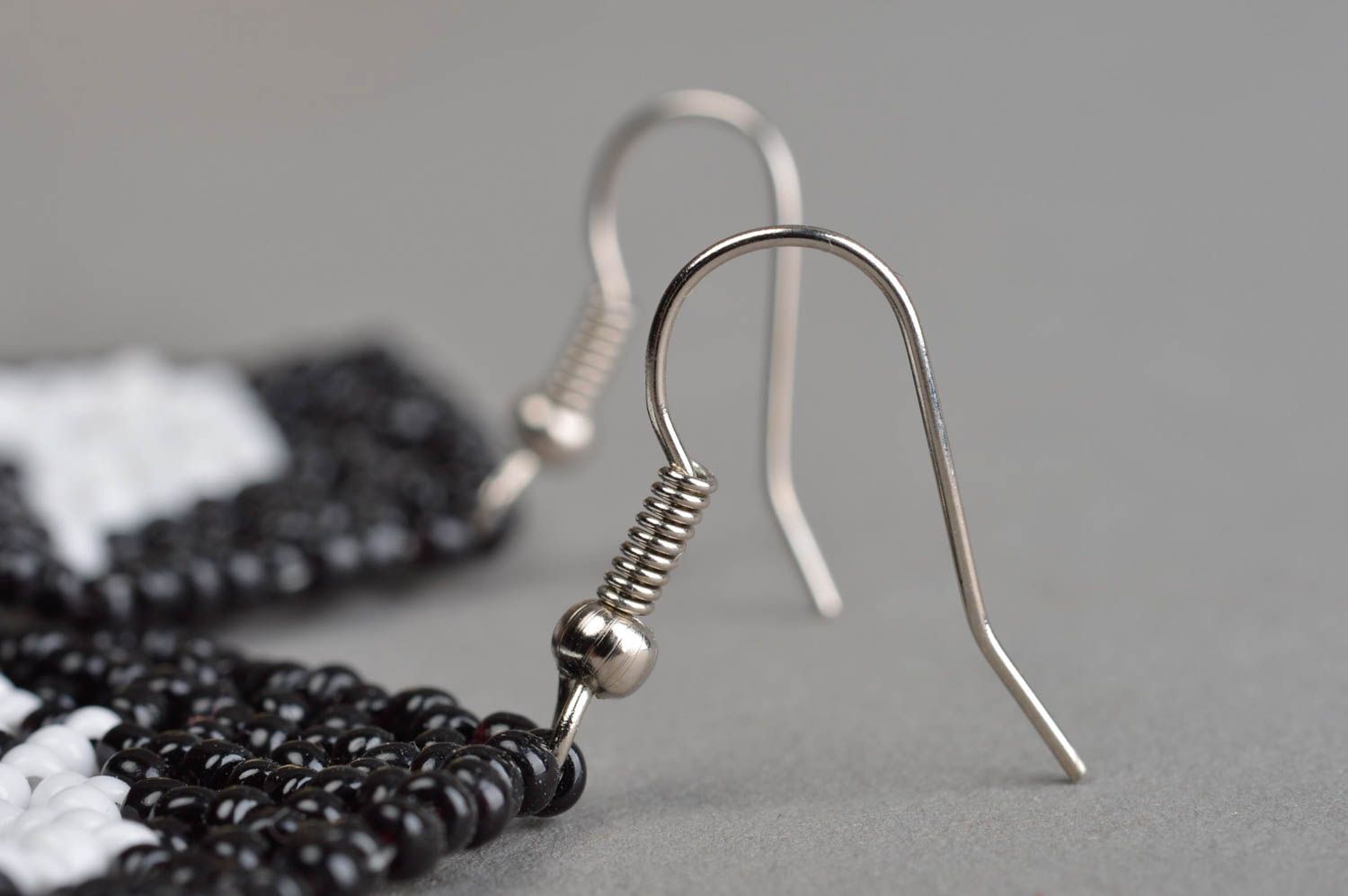 Boucles d'oreilles en perles de rocaille noir-blanc grandes faites main photo 4