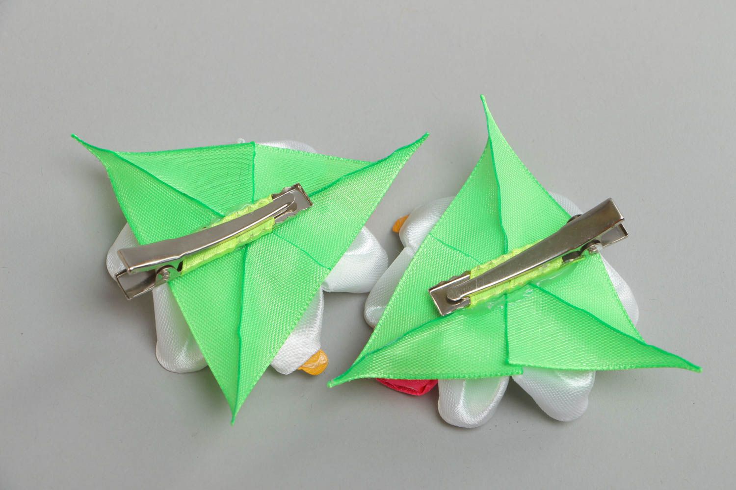 Set of handmade white satin ribbon flower hair clips 2 pieces for children photo 4