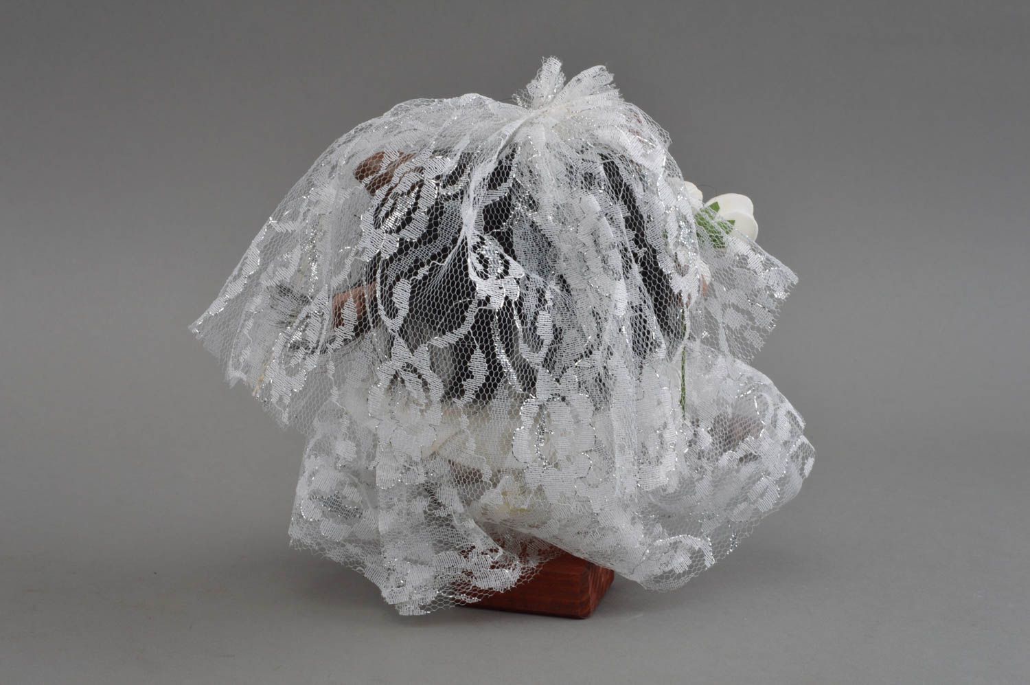 Künstlerisches Kuscheltier aus Stoff mit Untersatz bemalt Braut handgefertigt foto 4