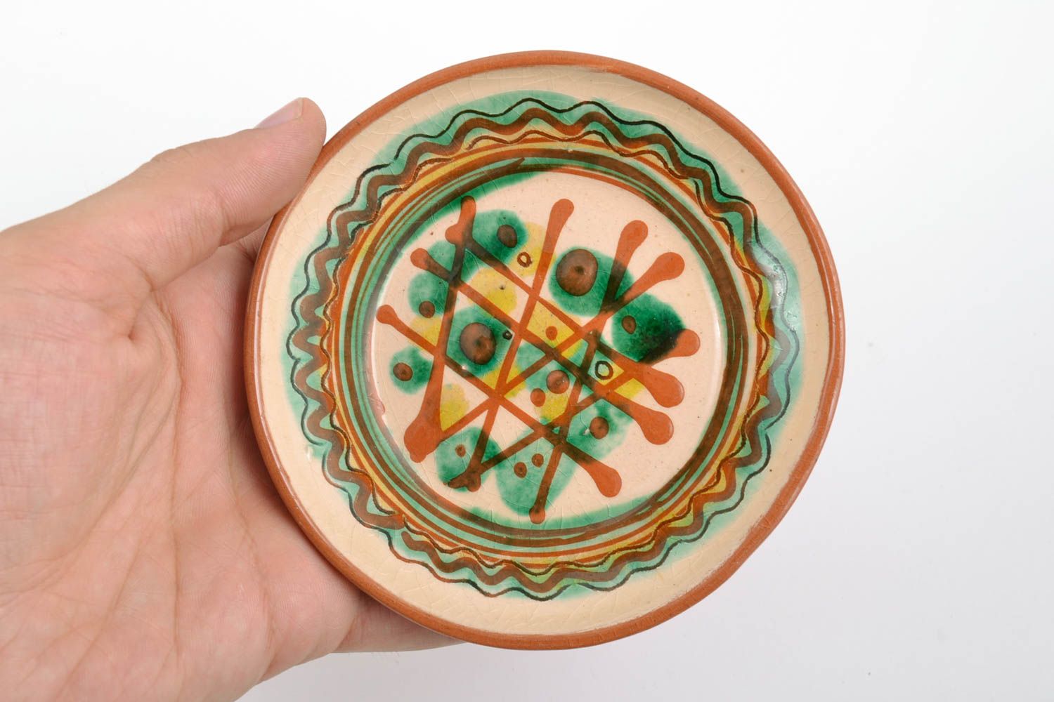 Декоративная керамическая тарелка расписанная глазурью с узором ручной работы фото 2