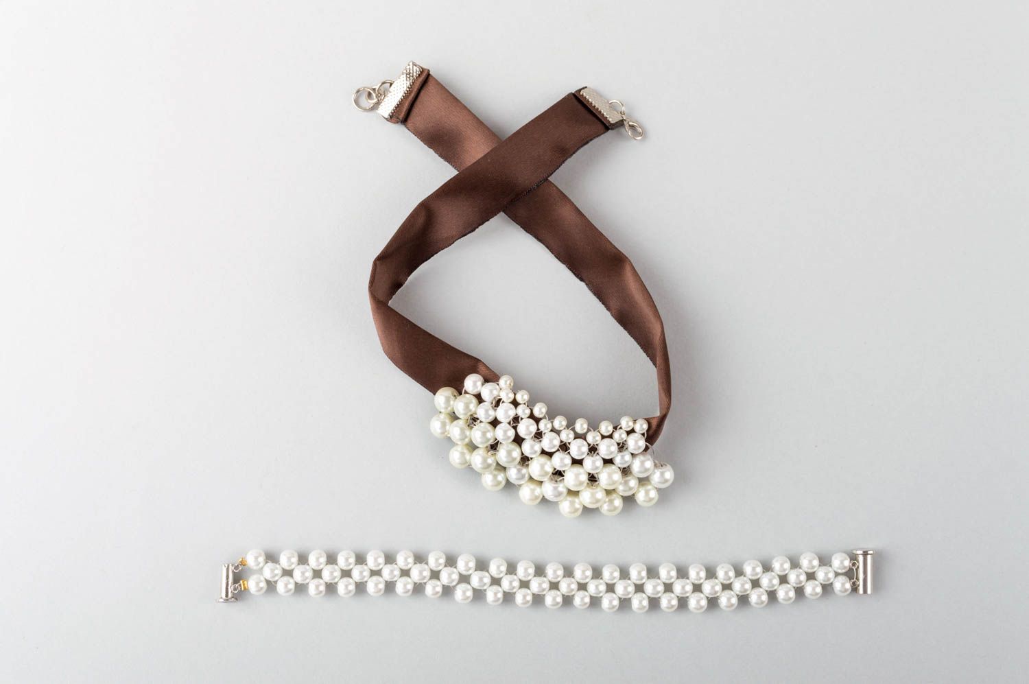 Parure collier et bracelet faits main en perles d'imitation et satin élégants photo 2