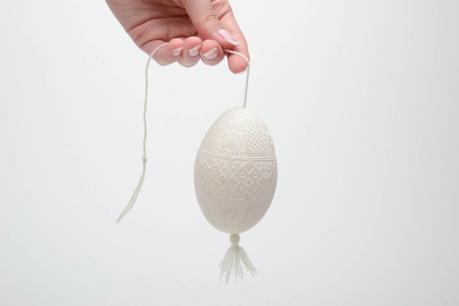Пасхальное яйцо подвеска в технике травления с геометрическим орнаментом белое фото 5