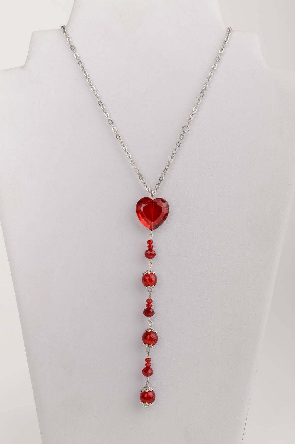 Joli pendentif en cristal tchèque long sur chaînette fait main avec cœur rouge photo 1