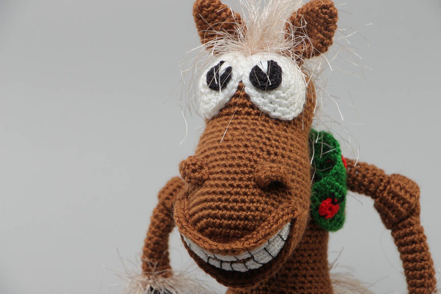 Мягкая вязанная игрушка конь из акриловых ниток коричневый смешной ручная работа фото 3