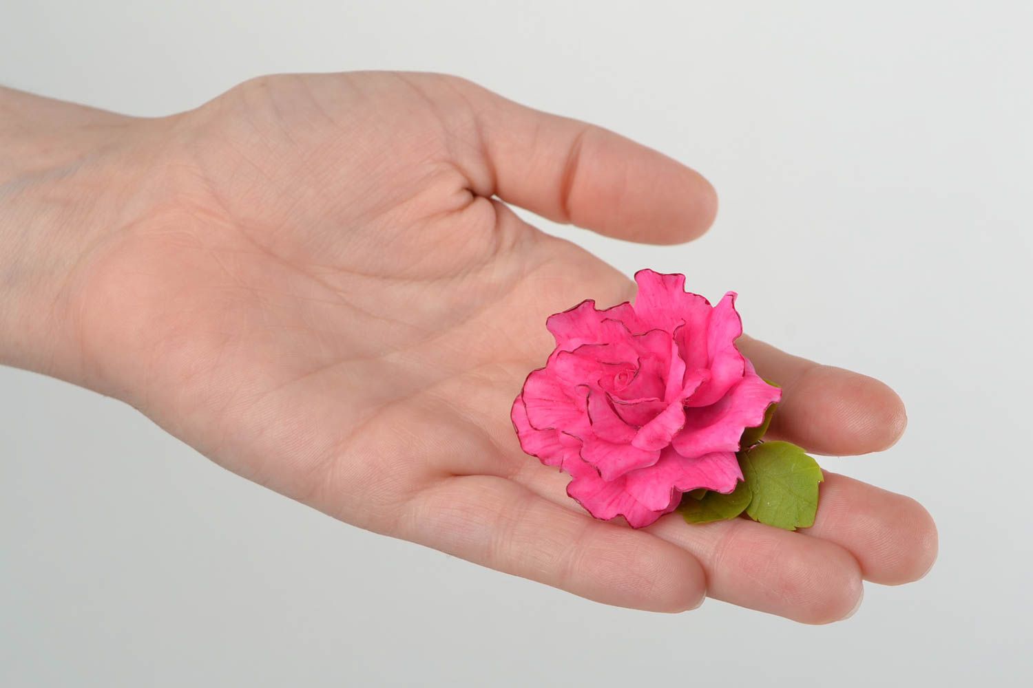Заколка для волос из холодного фарфора ручной работы зажим в виде розовой розы фото 2