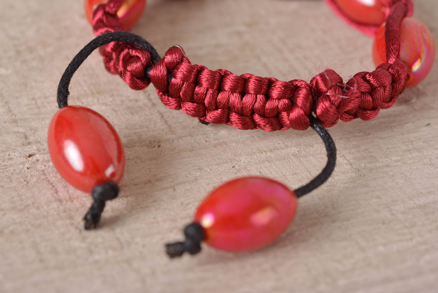 Bracelet macramé Bijou fait main rouge en fils design Accessoire femme photo 4