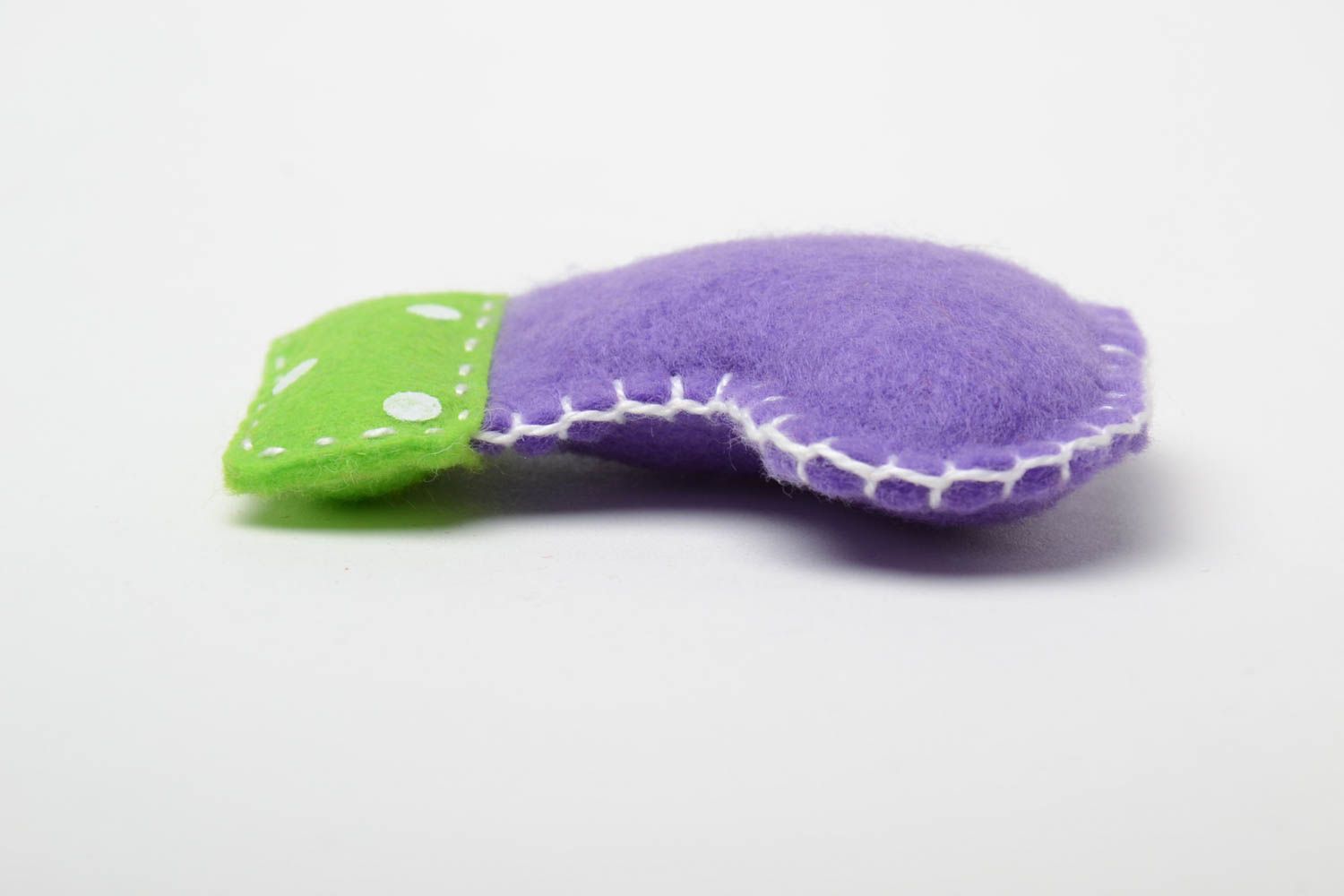Маленькая мягкая игрушка сапожок из фетра ручной работы фиолетовая с салатовым фото 3