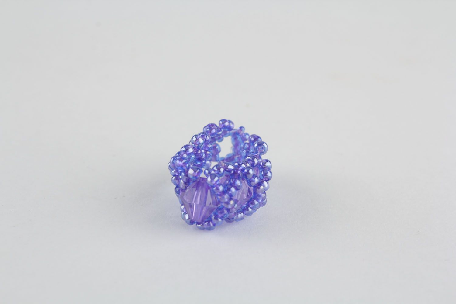 Фиолетовое кольцо из бисера  фото 1