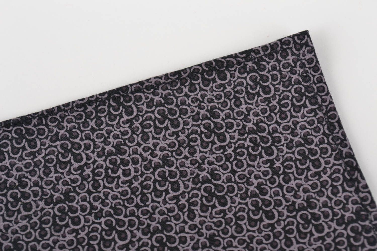 Коттоновый нагрудный платок для пиджака ручной работы темный с принтом фото 2