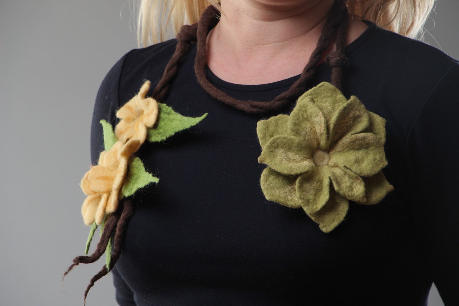 Handgemachtes originelles stilvolles Collier mit Kunstblumen in Nassfilztechnik für Frauen foto 5