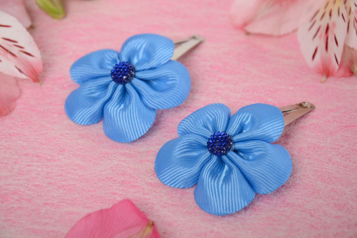Pinces à cheveux fleurs bleues rubans satin 2 pièces faites main pour fillette photo 1