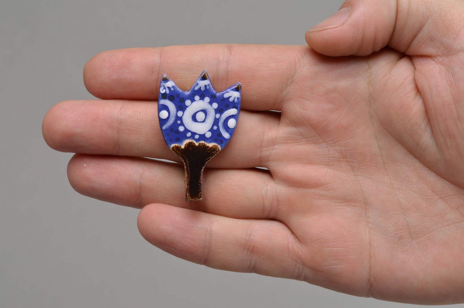 Глиняная брошь ручной работы в виде тюльпана в орнаментом в голубых тонах фото 4