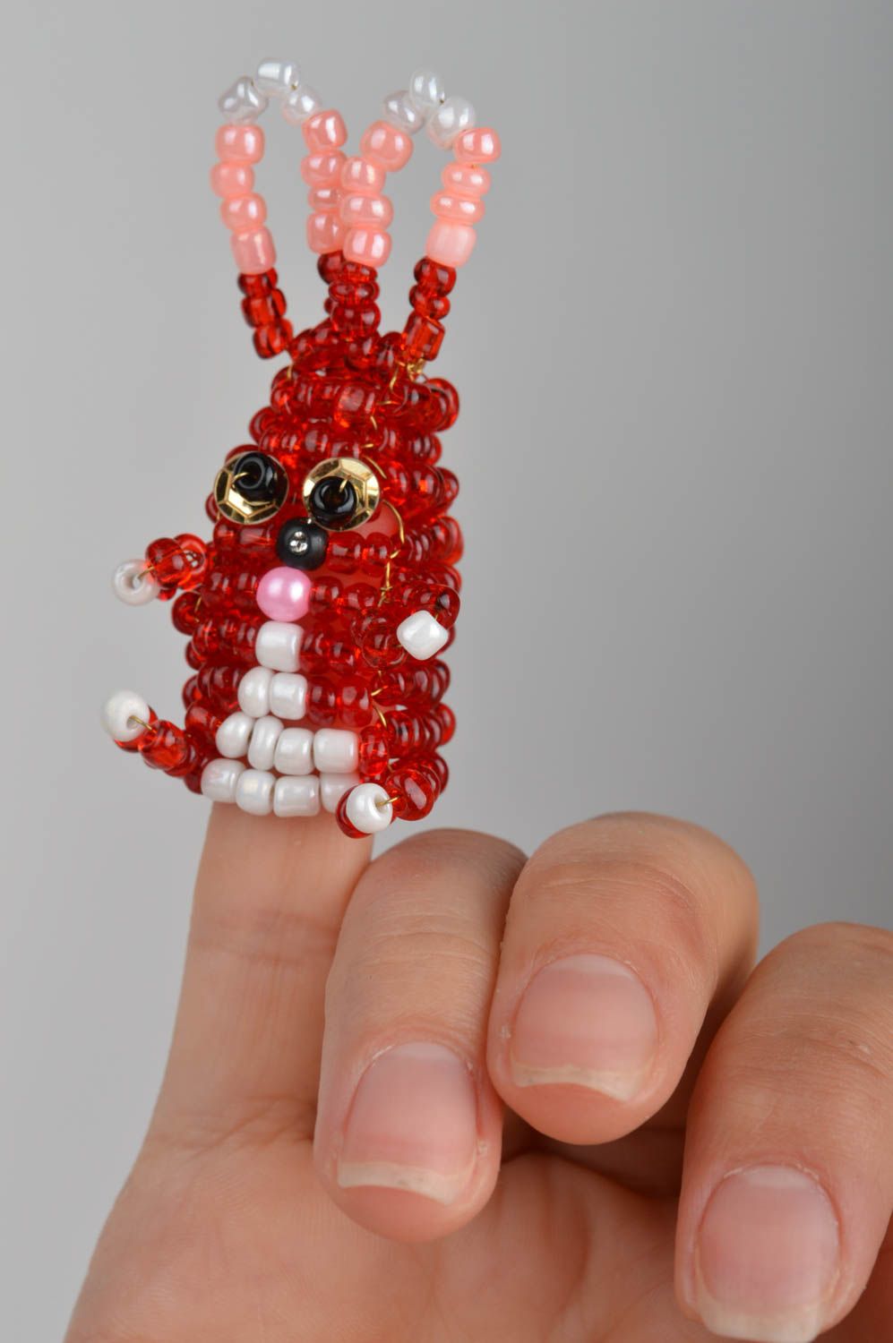 Petite marionnette à doigt Lapin rouge en perles de rocaille faite main photo 1