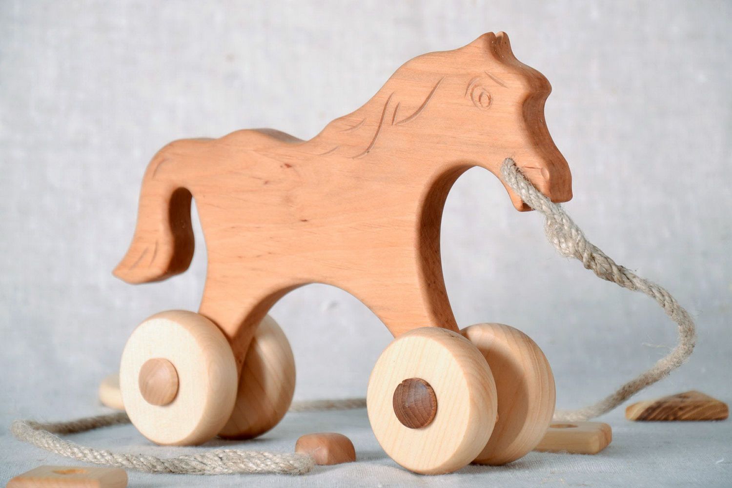 Brinquedo de madeira cavalo em rodas foto 1