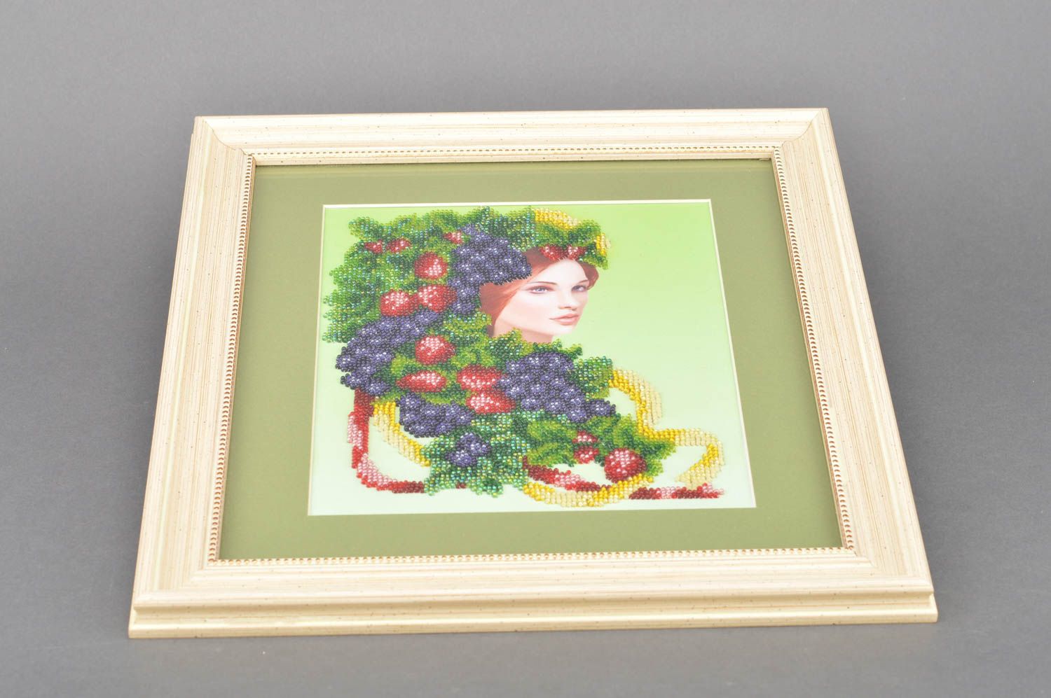 Картина вышитая бисером в раме и под стеклом ручной работы Девушка в дарах лета фото 4