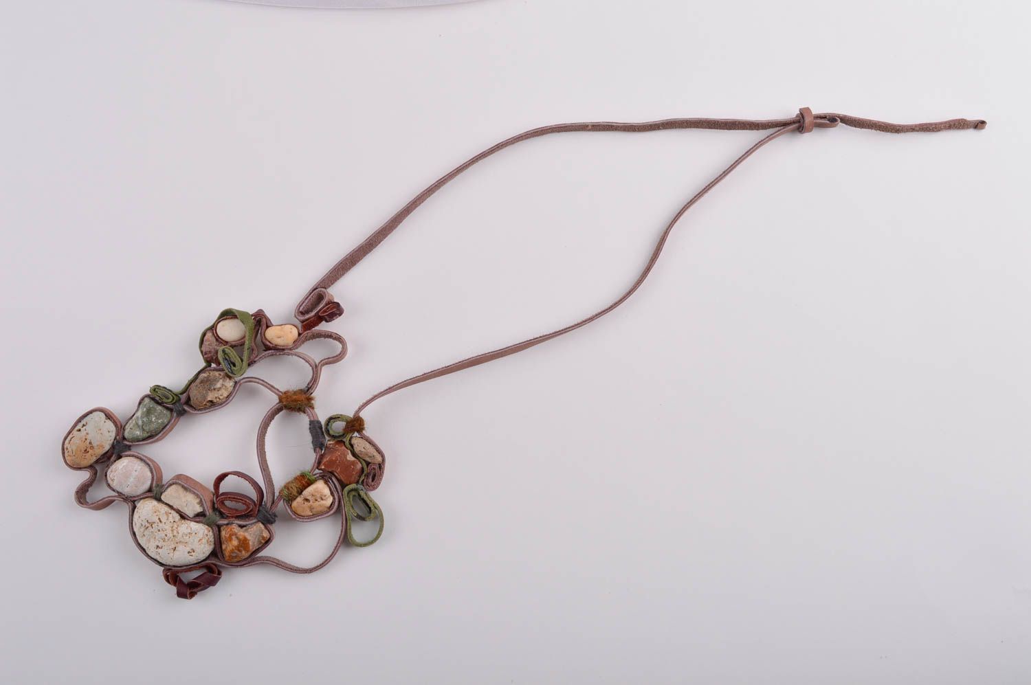 Оригинальный подарок ручной работы массивное ожерелье с камнями кожаное колье фото 5