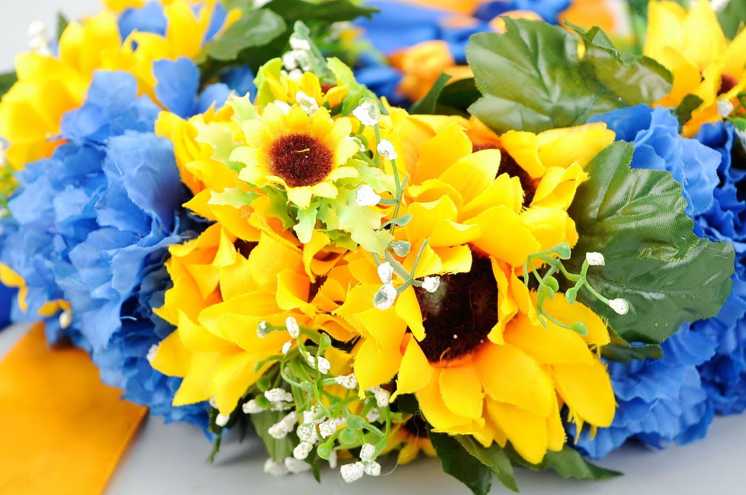 Grinalda com flores artificiais e fitas Amarelo-azul foto 2