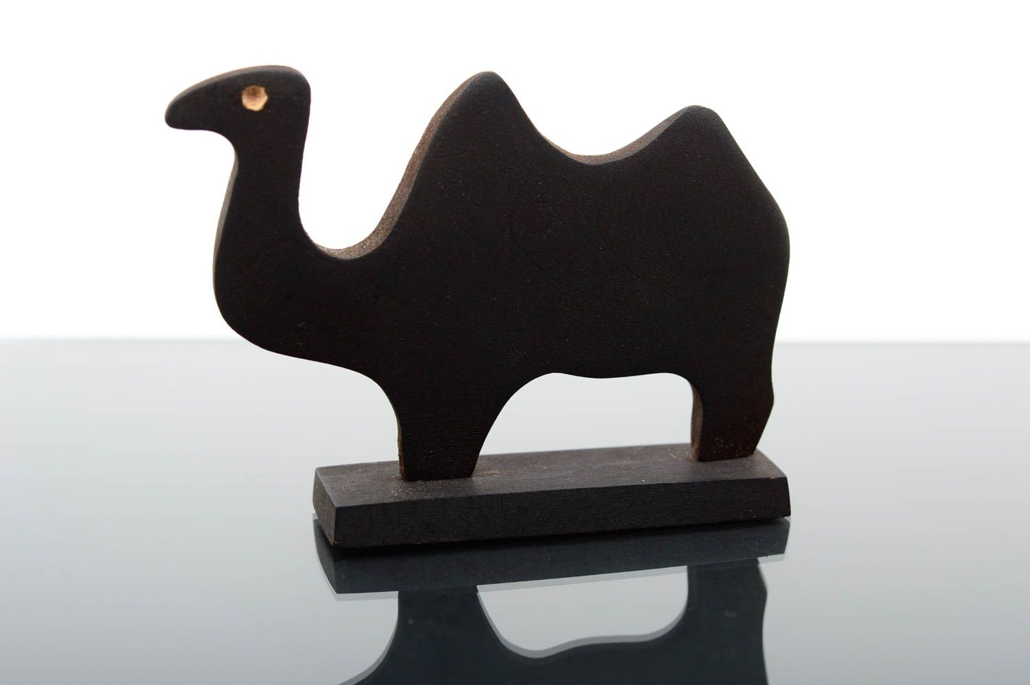 Figurine décorative fait main Statuette en bois noire Cadeau original Chameau photo 1