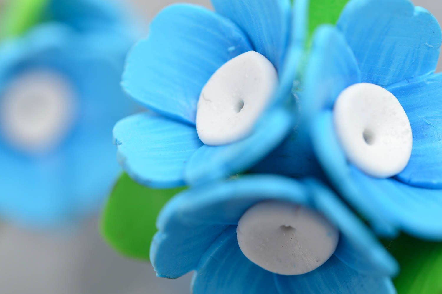 Kleine schöne grün hellblaue handgemachte Ohrringe aus Polymerton mit Blumen foto 4