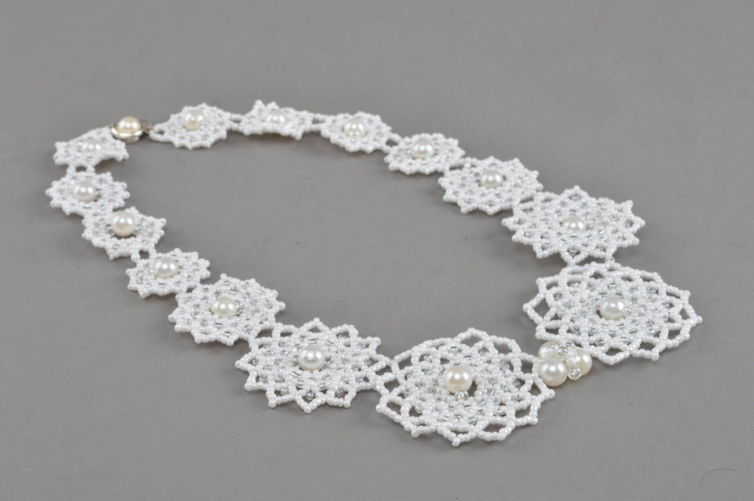 Weißes künstlerisches Collier aus Glasperlen mit Blumen grell handgefertigt foto 2