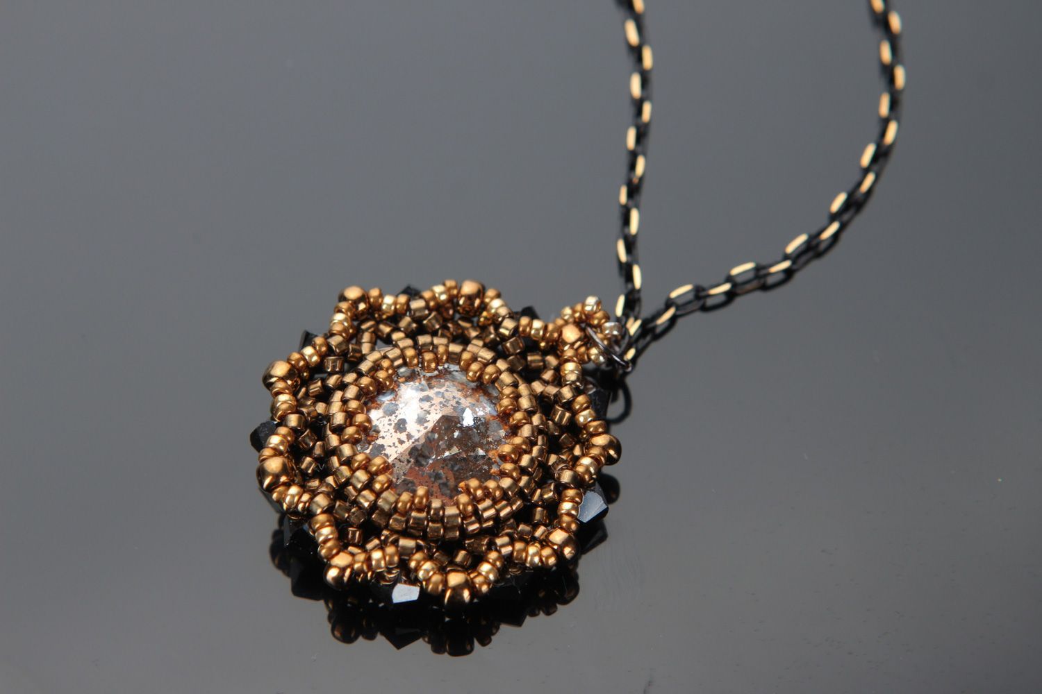 Handmade vintage beaded neck pendant of round shape and golden color for ladies photo 2