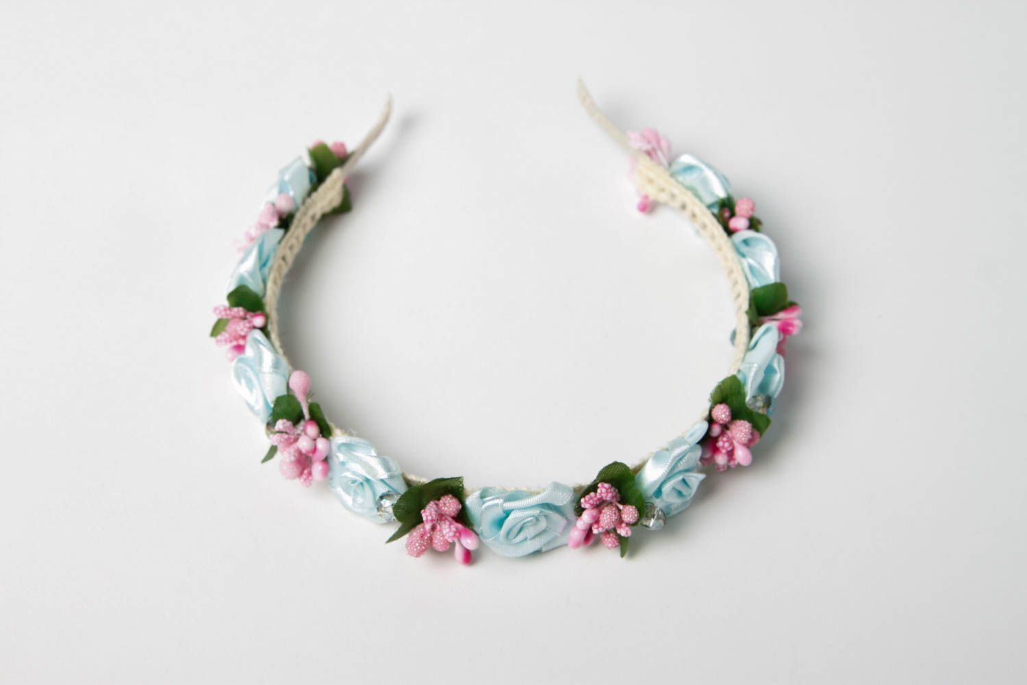Handmade Blumen Haarreif Accessoire für Frauen mit weißen Rosen Haar Schmuck foto 3