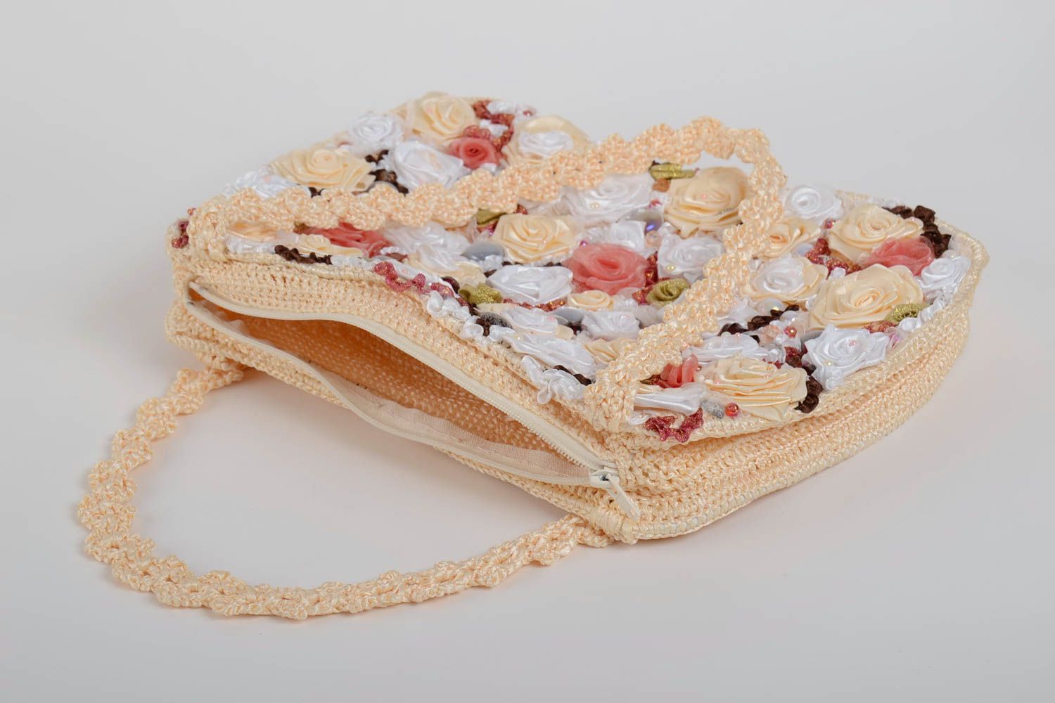 Женская сумка вязаная с цветами из атласных лент летняя красивая ручной работы фото 2
