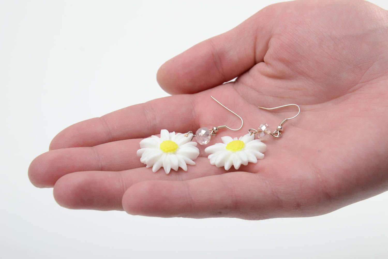 Handmade small tender floral polymer clay dangling earrings white chamomiles photo 2