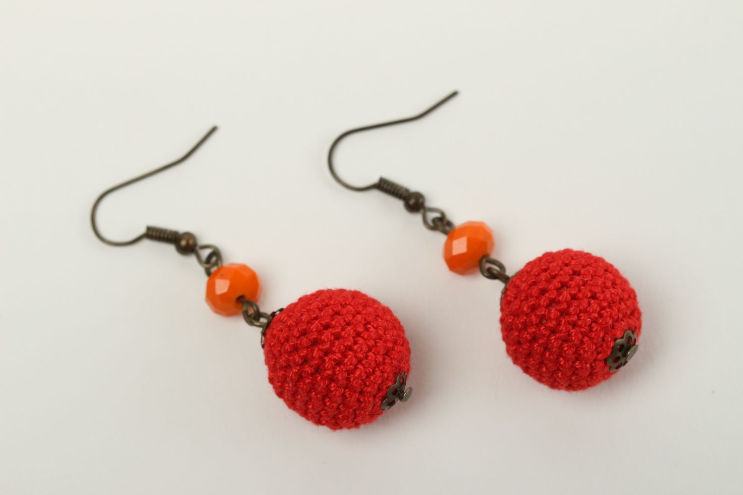 Handmade Designer Schmuck Accessoire für Frauen gehäkelte Ohrringe rot modisch foto 2