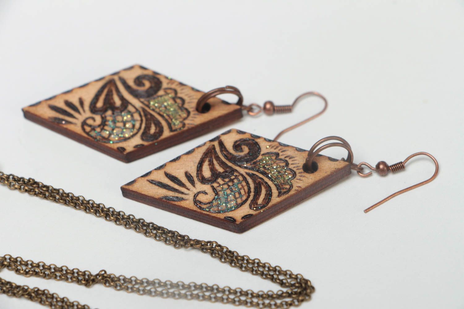 Модные серьги и кулон из дерева ручной работы деревянные украшения с выжыганием фото 4