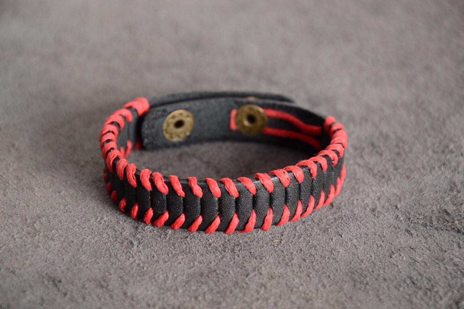 Bracelet en vrai cuir original noir rouge avec boutons-pression fait main photo 1